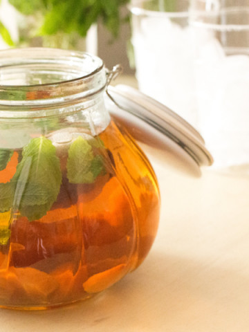 how to make sun tea with herbs and fruit