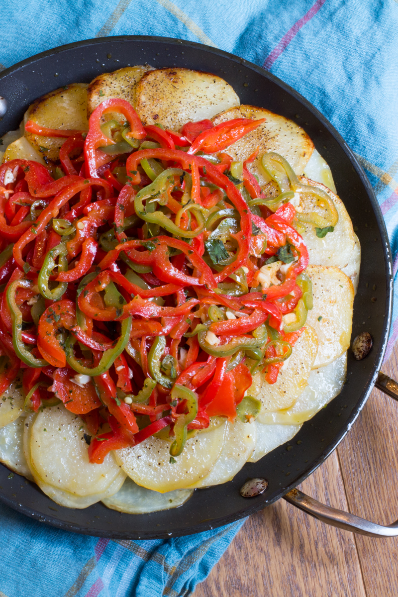 Fried potatoes with medium-spiced peppers and garlic.