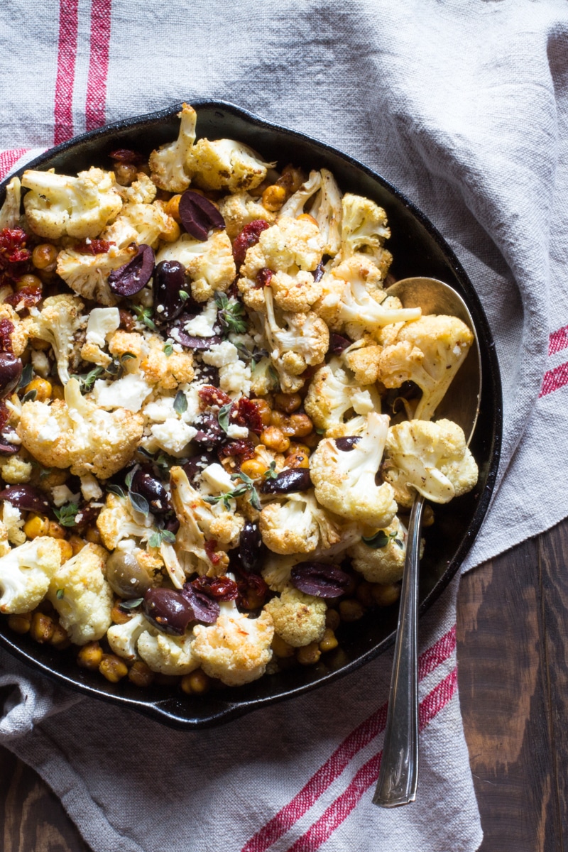 Perfect healthy vegetarian dinner that's all about clean eating. Warm cauliflower salad with crispy chickpeas, sun-dried tomatoes & kalamata olives. 